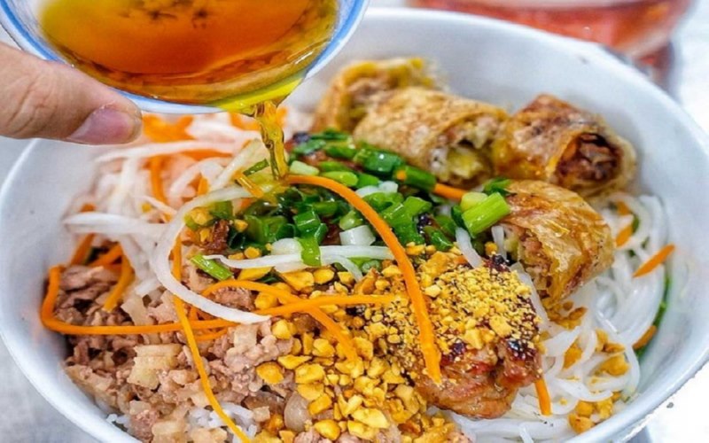 Bún thịt nướng cô Sáu thơm ngon đậm đà