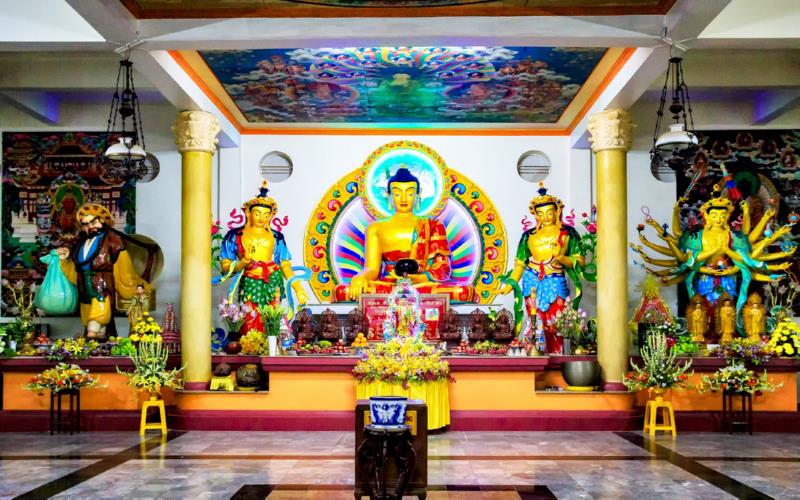 Bên trong chánh điện thờ Phật Thích Ca trong tư thế ngồi thiền