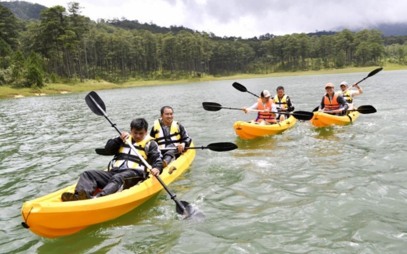Bạn có thể tham gia các tour chèo thuyền mạo hiểm ở hồ Tuyền Lâm