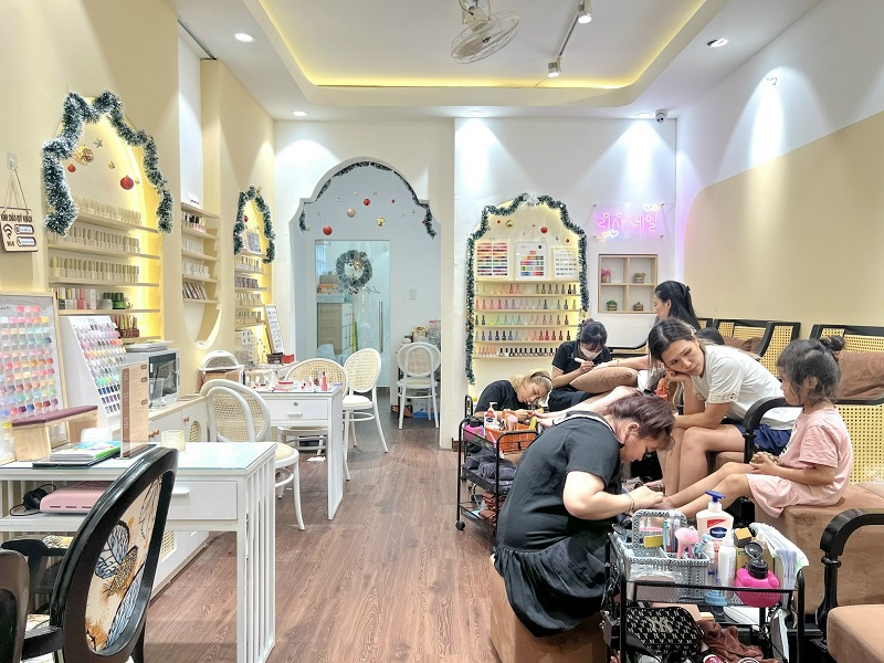 Lisa Nail & Spa là tiệm nail quận 3 có các dịch vụ kết hợp chăm sóc cơ thể rất được yêu thích.