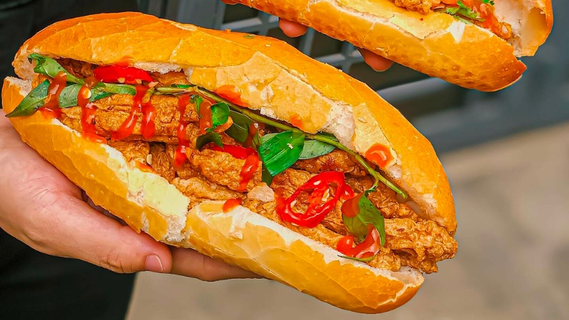 Ổ bánh mì chả cả thơm ngon ở Quảng Ninh