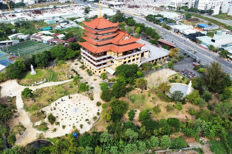 Khuôn viên chùa rộng rãi và thoáng mát bao quanh bởi những hàng cây xanh, tạo nên một không gian thanh bình và tĩnh lặng