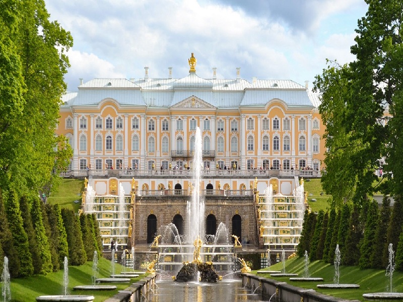 Cung điện Peterhof được biết đến là nơi nghỉ dưỡng của Sa hoàng Nga khi những dịp hè về, từ đó cung điện có cái tên khác là cung điện mùa hè