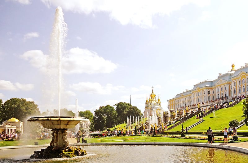 Cung điện Peterhof đã tồn tại và trải qua sự thăng trầm của lịch sử, khi được xây dựng vào thế kỷ 18 bởi sự lãnh đạo và giám sát của Peter I của Nga