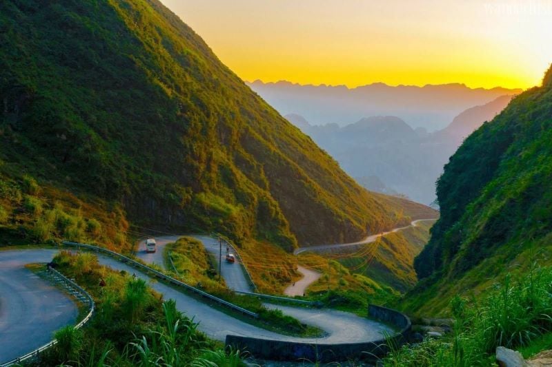 Hà Giang cách thủ đô Hà Nội khoảng 300 km. Có khá nhiều cách để di chuyển đến Hà Giang