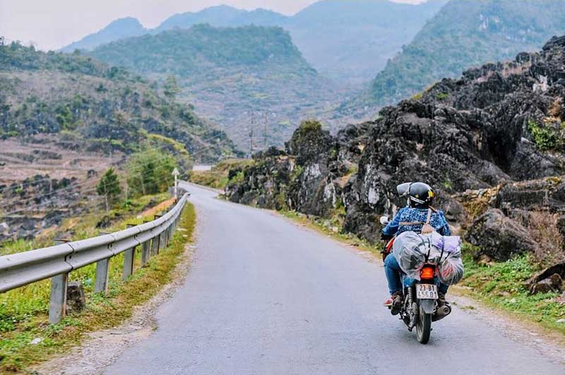 Di chuyển tự túc bằng xe máy, ô tô thường phù hợp cho những du khách có sở thích đam mê khám phá và mạo hiểm