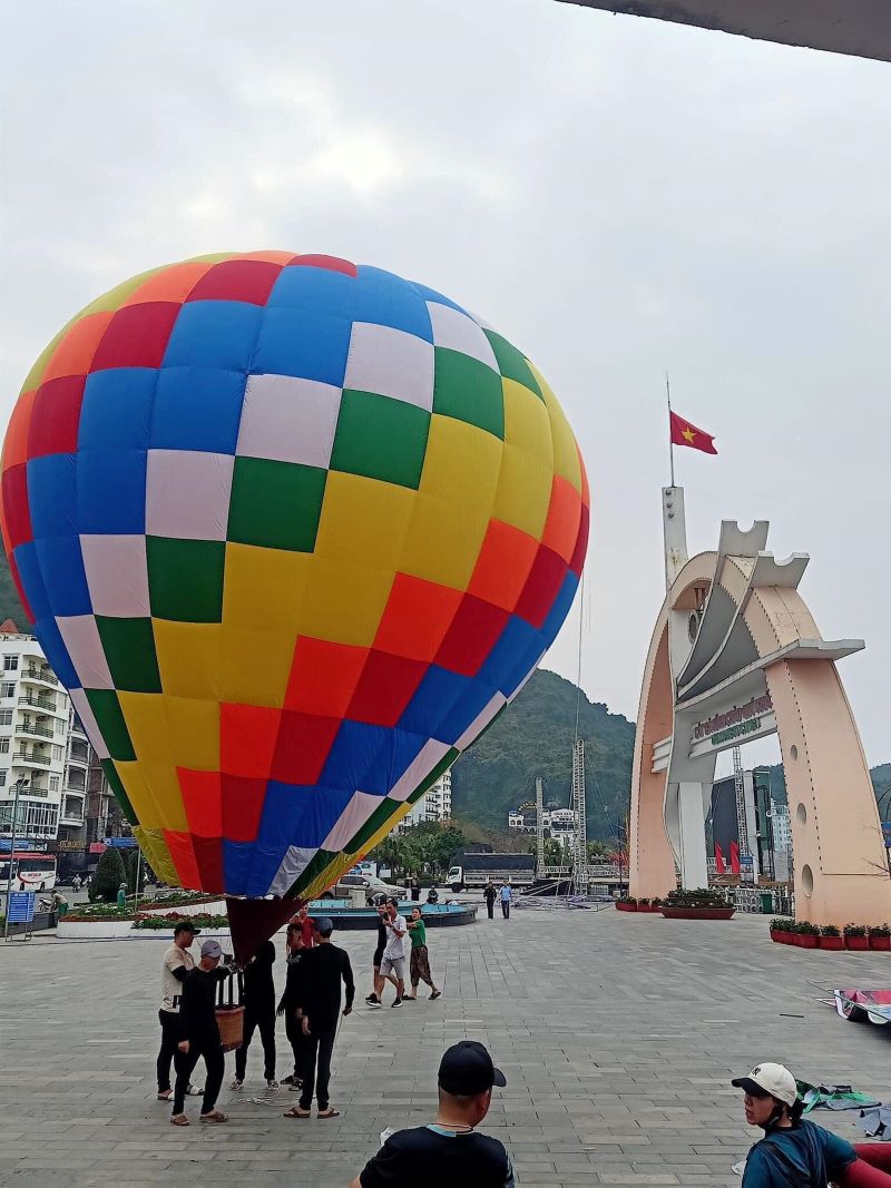 Quảng trường Cát Bà là nơi tổ chức nhiều sự kiện hoành tráng của đảo Cát Bà và cách khách sạn khoảng 2 phút đi bộ