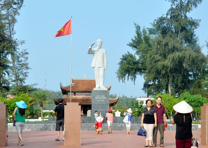 Những du khách có kinh nghiệm đi Cô Tô đều đến Quần thể di tích Hồ Chí Minh khi tới hòn đảo thơ mộng này