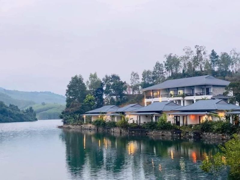 Phong Nha Lake House - Resort Quảng Bình có view hồ và núi