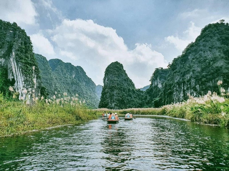 Suối nước khoáng nóng Kênh Gà là suối nước nóng thuộc thôn Kênh Gà, xã Gia Thịnh, huyện Gia Viễn, tỉnh Ninh Bình và cách trung tâm thành phố Ninh Bình khoảng 23 km về phía Tây Bắc