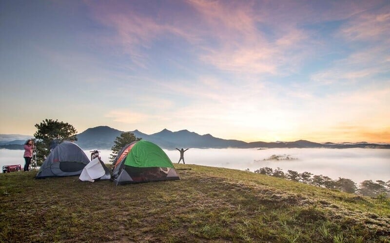 Du khách sẽ được ngắm nhìn bầu trời đầy sao thơ mộng, thỏa sức chiêm ngưỡng bình minh, hoàng hôn và săn mây tại núi Bà Đen