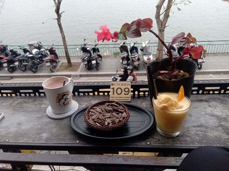 Cafe Tháng 10.